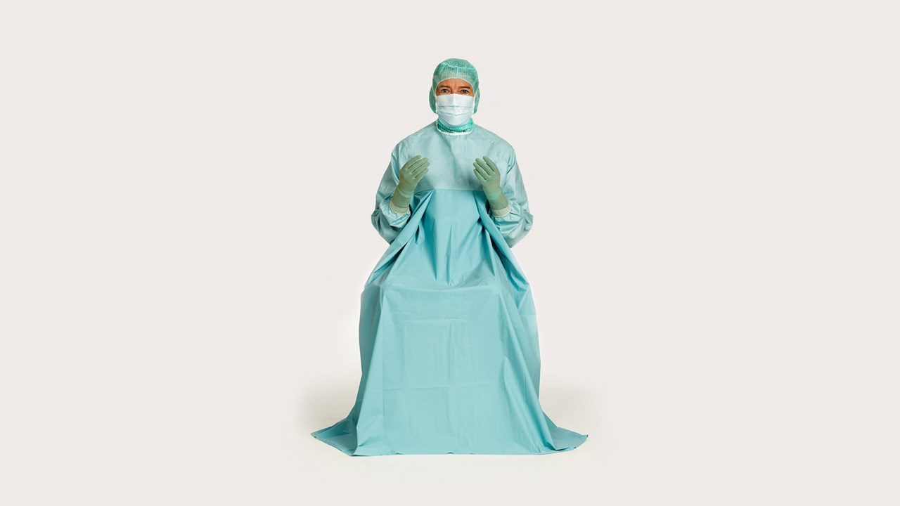 BARRIER® サージカルガウン クラシック ウロロジーを着用している女性ドクター