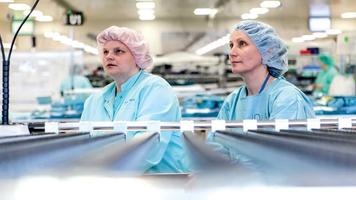 チェコ共和国にあるメンリッケの手術器具トレイ工場の従業員