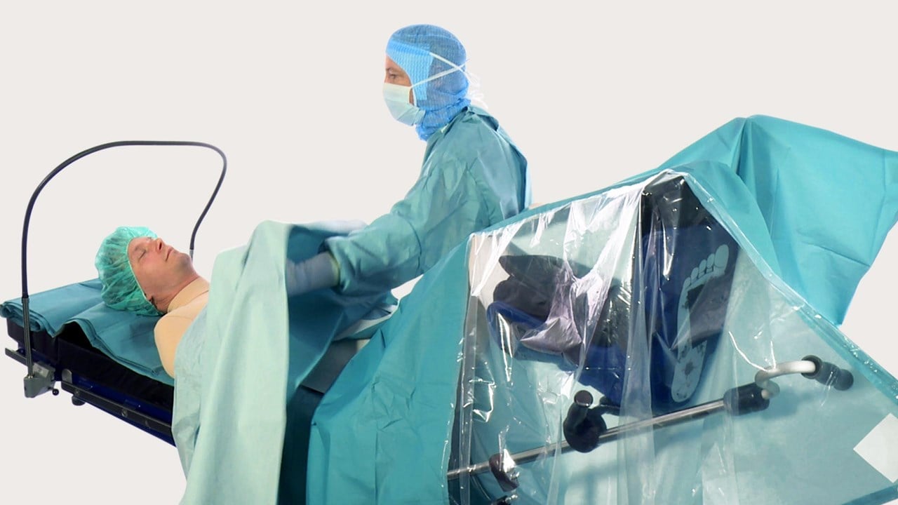 BARRIERドレープで外科手術のためのドレーピングを行う医療従事者。